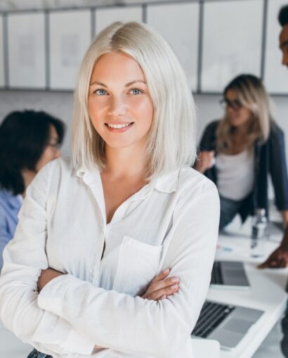 blue-eyed-business-woman-white-blouse-standing-confident-pose-with-her-international-co-workers-indoor-portrait-asian-african-employees-with-blonde-lady_197531-3756